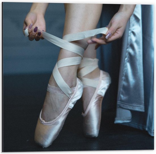 Dibond - Strkkende Spitzen van Ballerina  - 50x50cm Foto op Aluminium (Wanddecoratie van metaal)