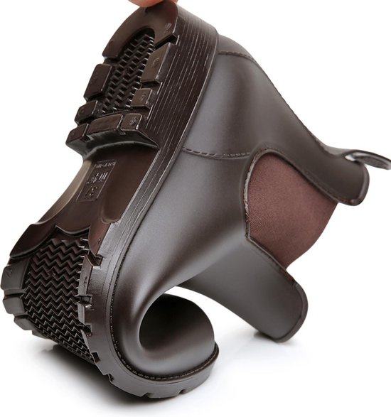 Binnenzool van een bruine Chelsea regenlaars met antislip profiel.