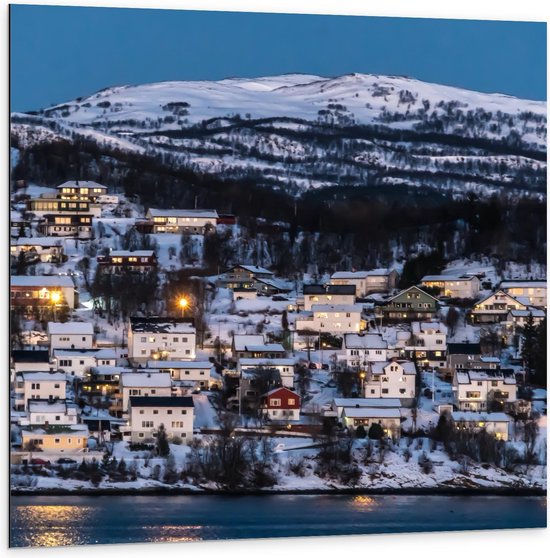 Dibond - Dorpje in Noorwegen Bedekt met Sneeuw - 100x100cm Foto op Aluminium (Met Ophangsysteem)