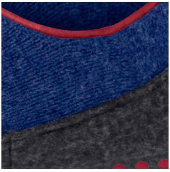 Detailopname van blauwe en grijze pantoffel met rode bies.