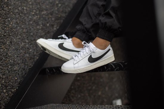 Nike blazer low GS White/Black maat 38 | bol.com