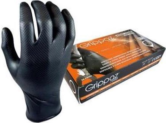 Een zwarte nitril Grippaz handschoen met textuur, naast een doos met Grippaz handschoenen.