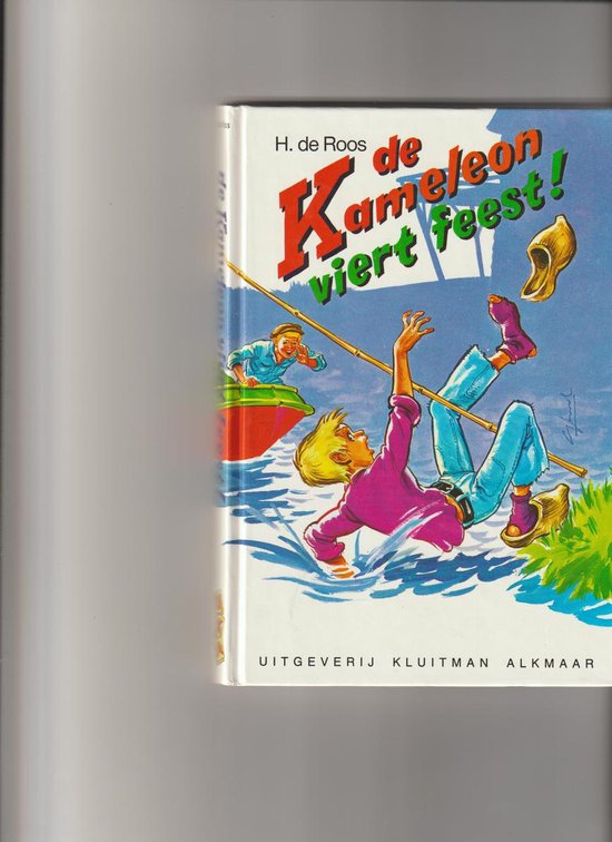 Boek 'Kameleon viert feest' met jongen die uit boot valt in water, met gekleurde kleding.