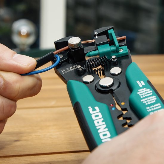 Pince à dénuder automatique VONROC Professional - VONROC à sertir et isolant - Avec jeu d'accessoires de 270 pièces