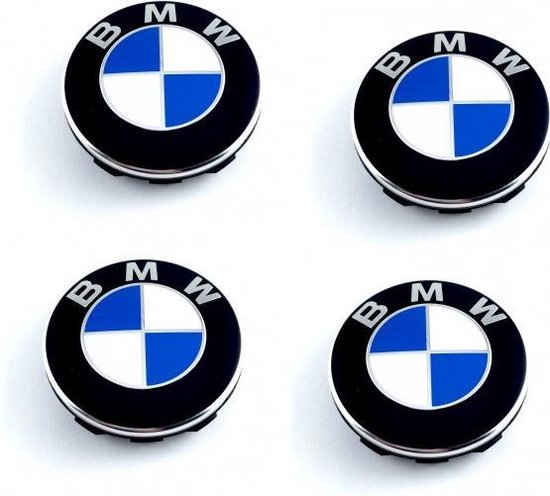 Vier zwarte BMW naafdoppen met het blauw-witte logo en de tekst 'BMW' in het zilver.
