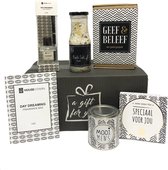 Me time cadeau pakket 1 - Kaarsen - Snoep - Valentijn - Borrelpakket - Chocolade - Zeep - Thee- Vrouwen cadeau - Geschenkset vrouwen - Cadeaupakket - Cadeau - Giftset - Goedkope cadeautjes - 