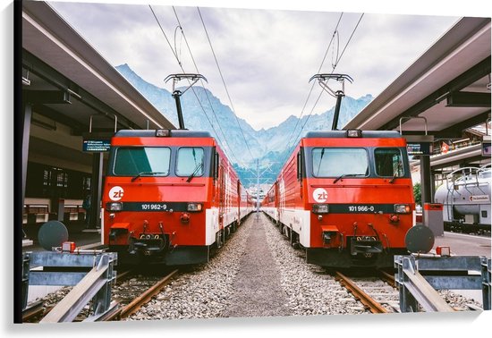 Canvas  - Twee Rode Treinen in Berggebied - 120x80cm Foto op Canvas Schilderij (Wanddecoratie op Canvas)