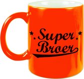 Super broer mok - neon oranje - familie cadeau mok / beker - 330 ml - verjaardag / bedankt cadeau