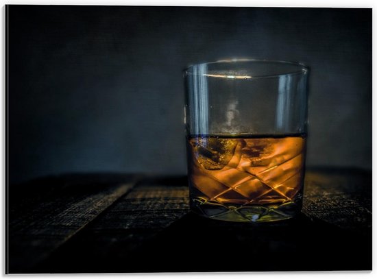 Dibond - Glas met Whisky en IJsblokjes op Tafel - 40x30cm Foto op Aluminium (Wanddecoratie van metaal)