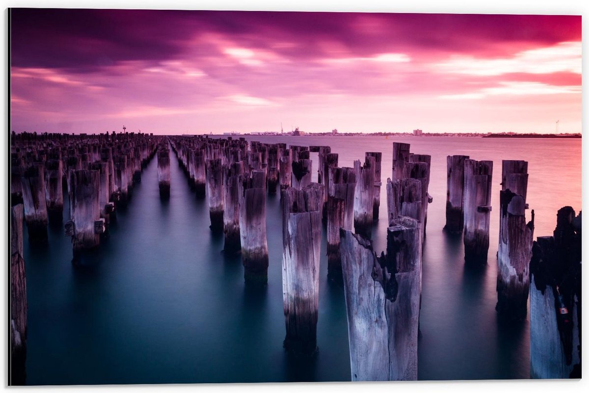 Dibond - Houten Palen in de Zee met een Mooie Zonsondergang - 60x40cm Foto op Aluminium (M