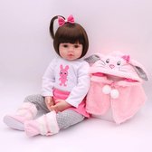 Reborn baby pop met donker haar en konijnen kleertjes en cape (hand gemaakt) meisje - knuffelpop - levensechte baby 55 cm