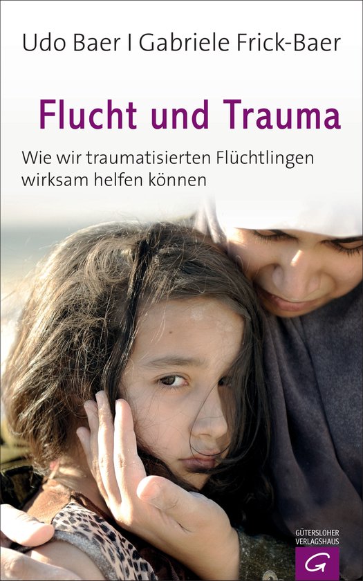 Couverture du livre : 'Flucht und Trauma', avec une jeune fille aux cheveux ébouriffés au premier plan, regardant la caméra. Derrière elle, une femme la tient.