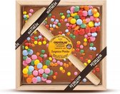 Le Comptoir de Mathilde Chocoladeplak met Smarties in houten kistje met houten hamer