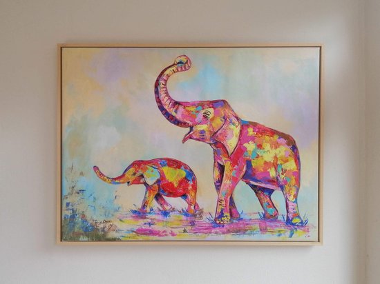 Wanddecoratie - Woonkamer - Cuteness & Curiosity - Schilderij - Handgeschilderd - in houten baklijst - 60x80cm - Woonkamer Schilderij - Slaapkamer schilderij - Ghana - olifanten - dieren