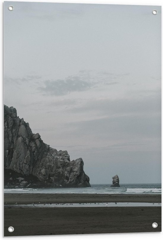 Tuinposter – Rots aan Verlaten Strand  - 60x90cm Foto op Tuinposter  (wanddecoratie voor buiten en binnen)