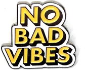 NO BAD VIBES Tekst Emaille Pin 3 cn / 3.2 cm / Wit Geel