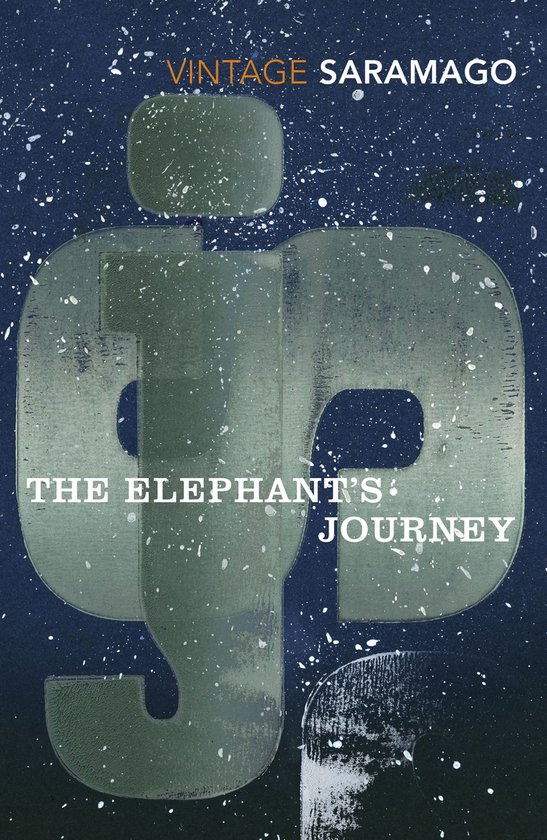 Boek 'The Elephant's Journey' van Vintage Saramago, met grote groene cijfers en een donkere, met spetters versierde achtergrond.
