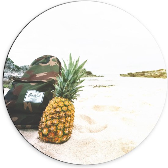 Dibond Wandcirkel - Ananas met Legerprint Rugzak op het Strand - 70x70cm Foto op Aluminium Wandcirkel (met ophangsysteem)