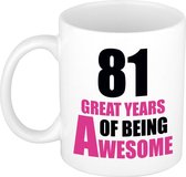 81 great years of being awesome cadeau mok / beker wit en roze
