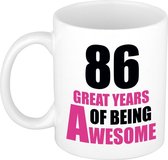 86 great years of being awesome cadeau mok / beker wit en roze