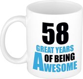 58 great years of being awesome cadeau mok / beker wit en blauw