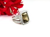 ring in wit goud gezet met rookkwarts en diamant