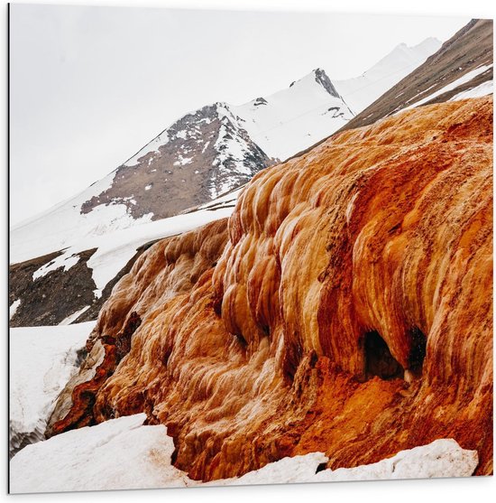 Dibond - Oranje Rots bij Besneeuwde Bergtoppen - Foto op Aluminium (Wanddecoratie van metaal)