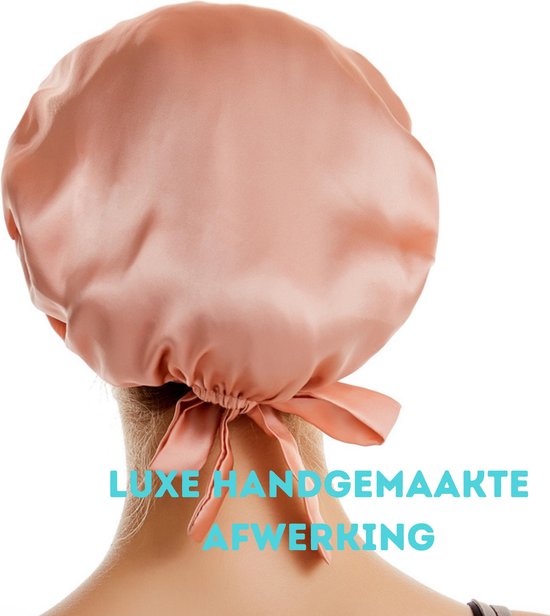 Zicht op de achterkant van een zachtroze zijden slaapmuts met luxe, handgemaakte afwerking en strik.