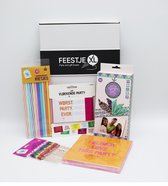 FeestjeXL Cadeau Box - Party en feest - Verjaardag en cadeau doos voor vrouwen en mannen - Feest rietjes - Vloekende party lint - Vloekende party servetjes - Namen spel - paraplu p