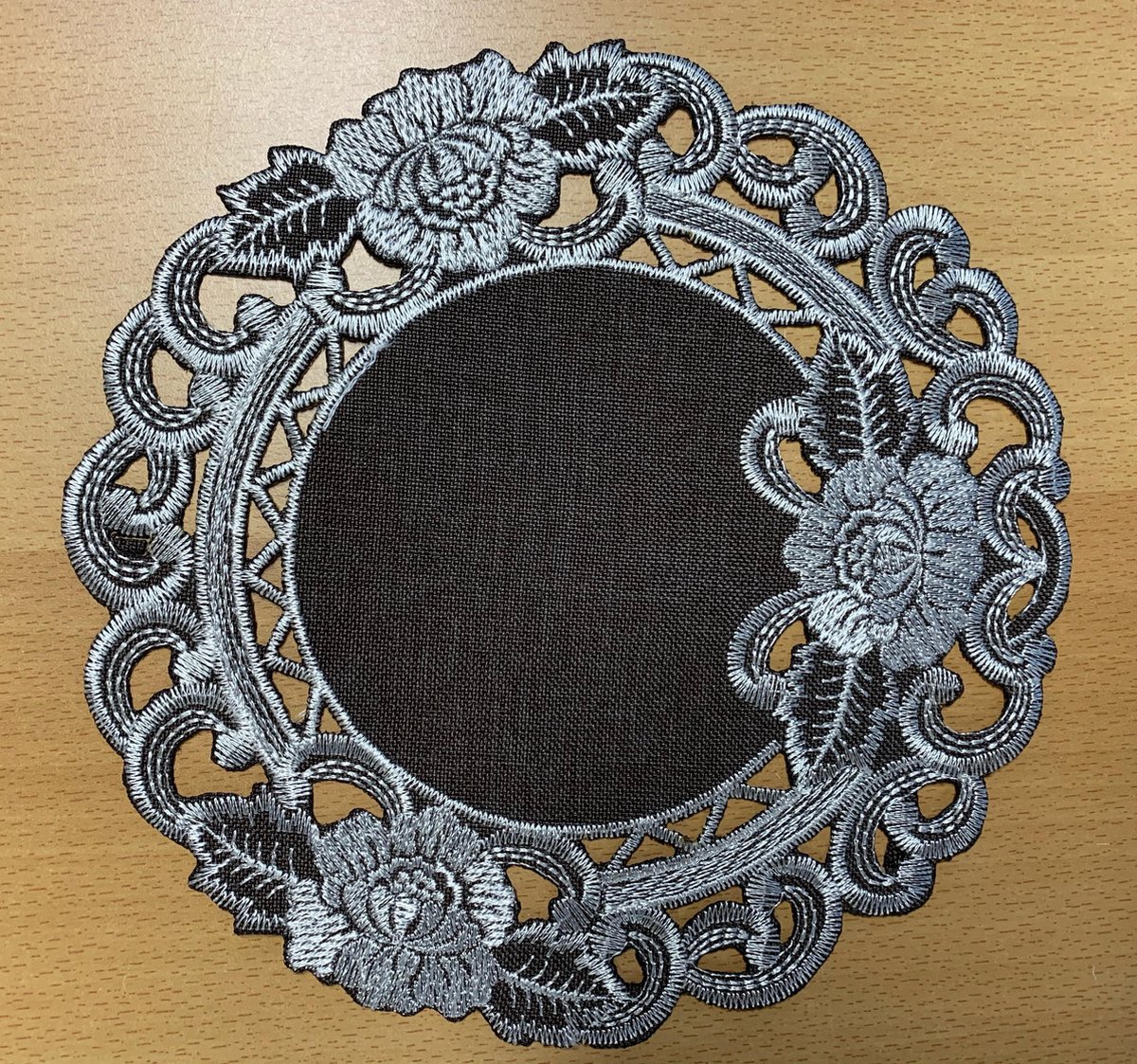 Tafelkleed - Linnenlook - Bruin met bloem - Rond 40 cm