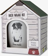 Mok - Hond - Cadeau - Friese Stabij - Gevuld met een verpakte zuurtjesmix - In cadeauverpakking met gekleurd lint