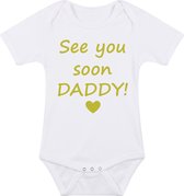 Baby rompertje met leuke tekst | See you soon daddy! |zwangerschap aankondiging | cadeau papa mama opa oma oom tante | kraamcadeau | maat 80 wit goud
