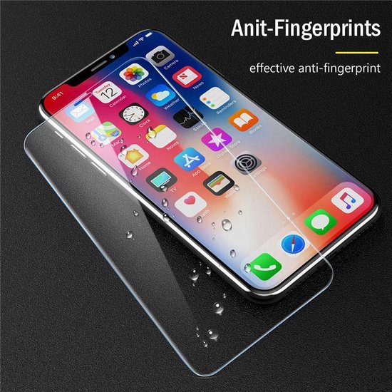 Een smartphone met een op het scherm geplaatste screenprotector. Druppels water liggen op de protector.