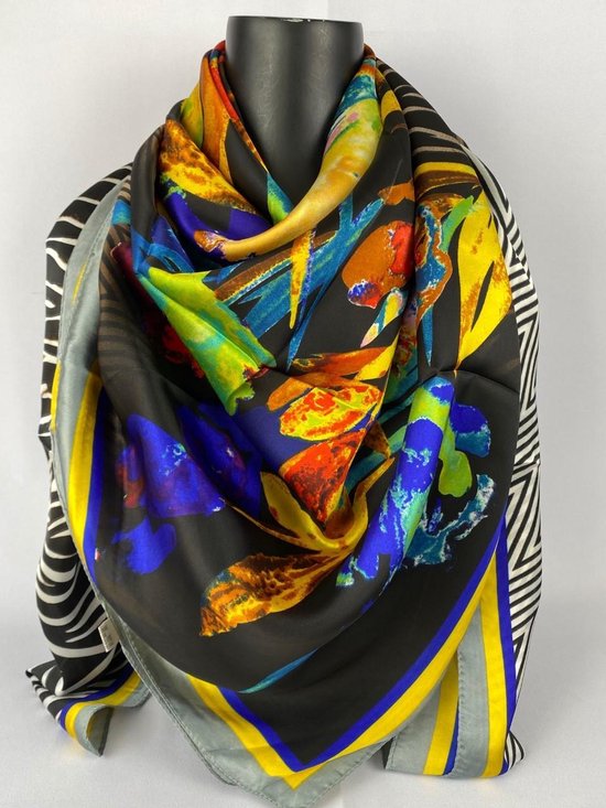 Vierkante sjieke sjaal  met bloemmotief 130 x 130 / 70% viscose met 30 % zijde
