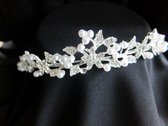 Tiara zilver | Bloemetjes - Diamantjes - Parels | Haarversiering | Diadeem | Hoogte 2,6 cm