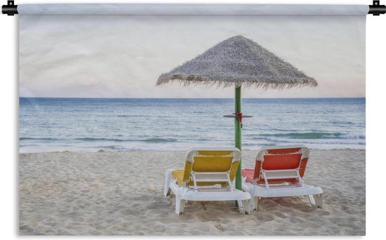 Wandkleed Falesia Beach - Kleurrijke ligbedden onder stroparaplu's op Falesia Beach Wandkleed katoen 90x60 cm - Wandtapijt met foto