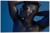 Dibond - Glitterkleurige Man op Blauwe Achtergrond - 60x40cm Foto op Aluminium (Wanddecoratie van metaal)