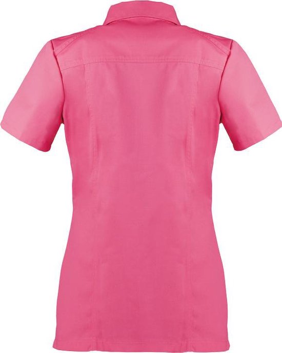Achterkant van een fuchsia korte mouw werkjas met drukknoopsluiting en naden voor pasvorm.