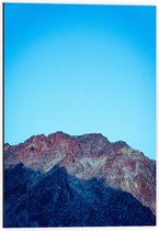 Dibond - Bergtop in de Blauwe Lucht - 40x60cm Foto op Aluminium (Wanddecoratie van metaal)