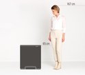 Een vrouw van 167 cm staat naast een donkergrijze Brabantia prullenbak van 65 cm hoog.