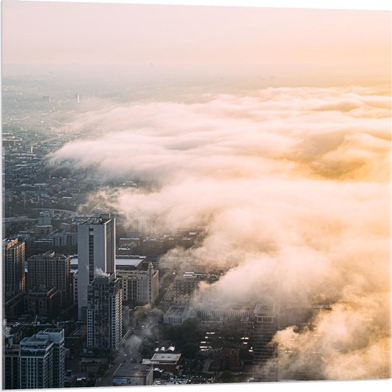 Acrylglas - Laag Hangende Wolken boven Stad - 80x80cm Foto op Acrylglas (Met Ophangsysteem)