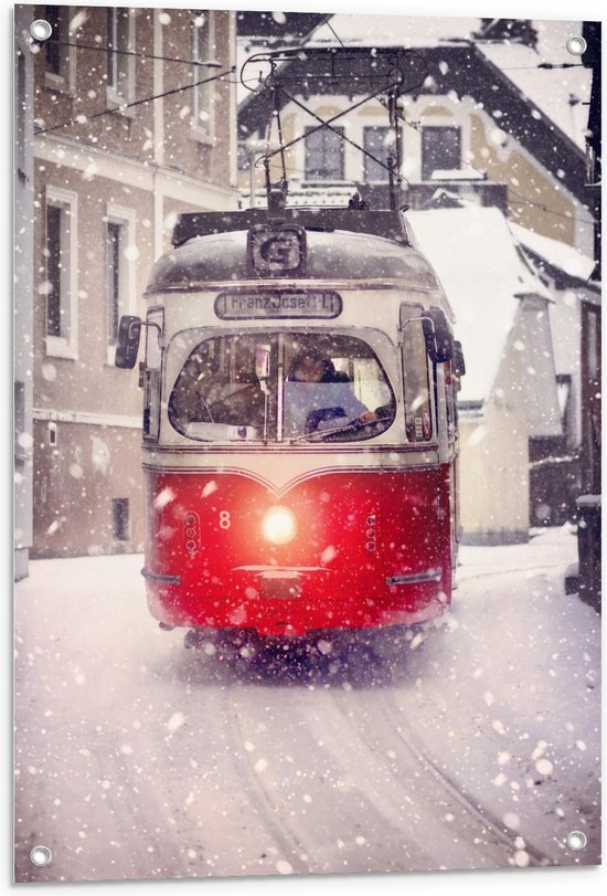 Tuinposter – Rode Tram door de Sneeuw - 60x90cm Foto op Tuinposter  (wanddecoratie voor buiten en binnen)