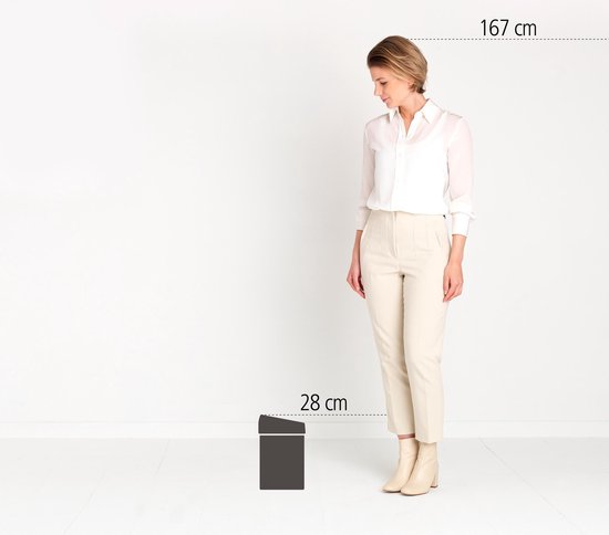 Vrouw van 167cm staat naast een kleine gouden prullenbak van 28cm.