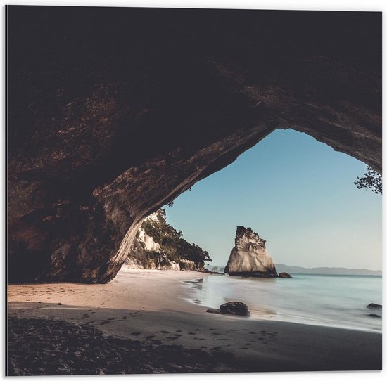 Dibond - Grot aan het Strand - 50x50cm Foto op Aluminium (Met Ophangsysteem)