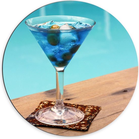 Dibond Wandcirkel - Blauwe Cocktail aan het Zwembad - 70x70cm Foto op Aluminium Wandcirkel (met ophangsysteem)