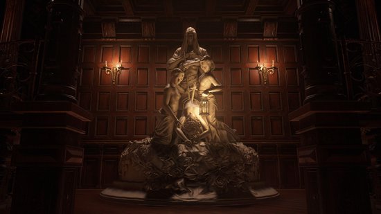 Een levensechte marmeren sculptuur van een vrouw en kinderen, met een lantaarn, in een kamer met lamplicht.