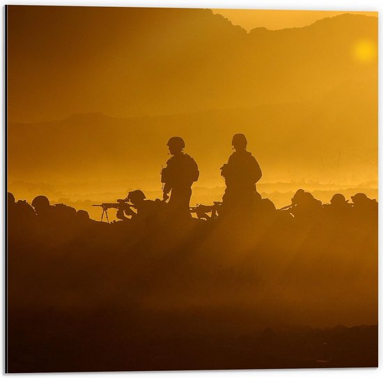 Dibond - Silhouet van Soldaten in Actie  - 50x50cm Foto op Aluminium (Met Ophangsysteem)