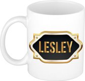 Naam cadeau mok / beker Lesley met gouden embleem 300 ml