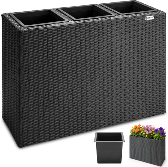 Zwarte plantenbak in polyrotan-look met drie vakken, en een losse binnenpot. Ook een voorbeeld van de plantenbak met bloemen.