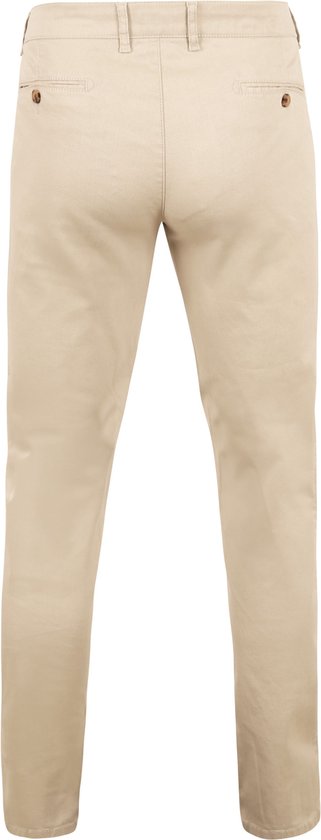 Achterkant van een mannen chino in lichtbeige.